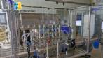 L�nea de llenado completa con m�quinas Tecman Nelpas Tecnoenvase Tudela para el llenado, etiquetado, taponado y posicionamiento de botellas de l�quidos cosm�ticos.
