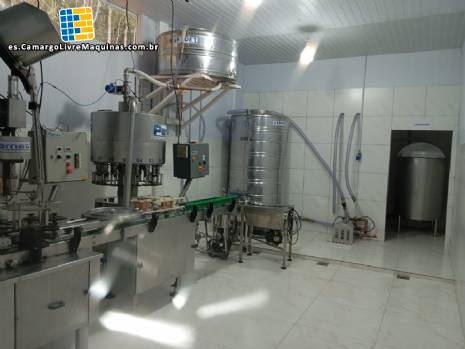 L�nea industrial para el embotellado de bebidas como zumos, c�cteles, vinos y cacha�a.