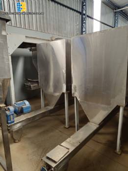 Silo de almacenamiento de bolsas de acero inoxidable con salida de transportador de tornillo