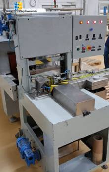 Empacadora Euromax para la formaci�n de pacas de productos.