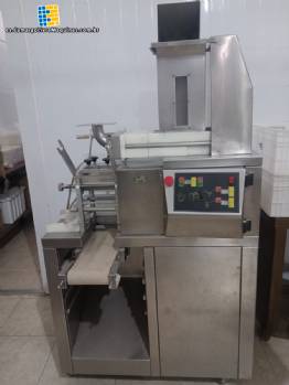 M�quina para hacer ravioles de acero inoxidable con 6 moldes para elaborar ravioles (marca ITALGI) y cortador de pasta largo.