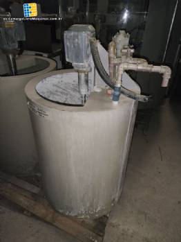 Tanque mezclador de pol�meros con eje de acero inoxidable y bomba de diafragma, 300 litros.