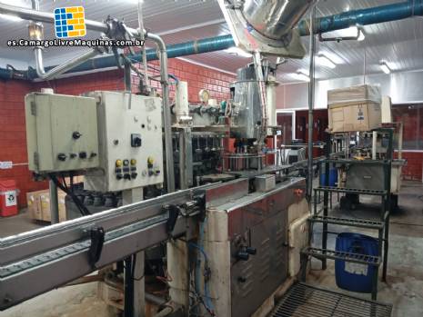 Llenadora rotativa CompoMaq con 42 boquillas y tapadora de rosca