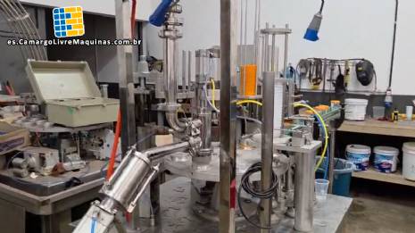 M�quina rotativa de llenado y dosificaci�n con unidad de taponado y sellado para vasos y botellas, con capacidad para 2.000 unidades.
