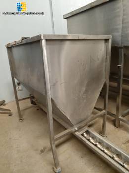 Silo de almacenamiento de bolsas de acero inoxidable con salida de transportador de tornillo