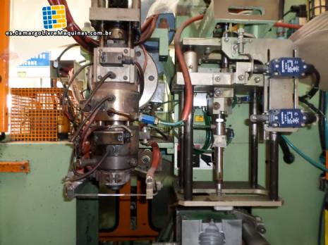Sopladora y termoformadora de precisi�n Bekum