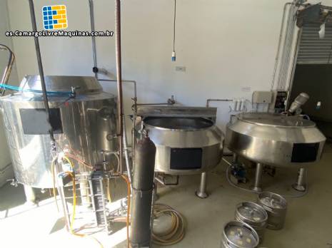 Sala de cocción de tres recipientes para cervecerías artesanales, con una capacidad de 1300 litros por lote. Sala de cocción de tres recipientes para cervecerías artesanales, con una capacidad de 1300 litros por lote.