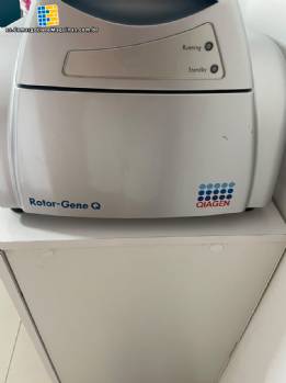 Termociclador QIAGEN para PCR en tiempo real para pruebas de biología molecular. Termociclador QIAGEN para PCR en tiempo real para pruebas de biología molecular.